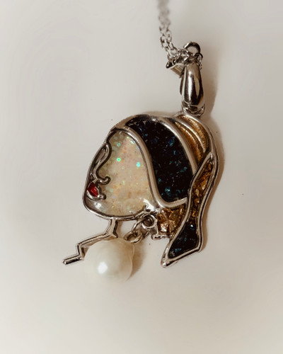 گردنبند دختری با گوشواره مروارید