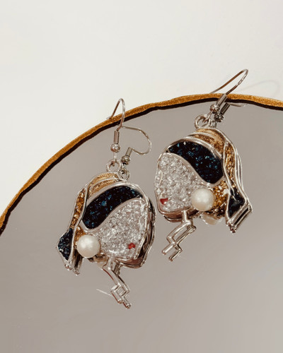 گوشواره دختری با گوشواره مروارید