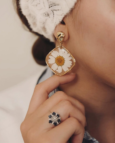 گوشواره بابونه با فریم استیل رنگ ثابت