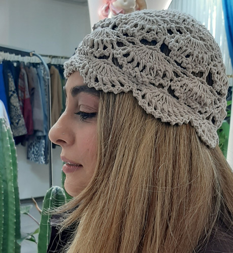 کلاه قلاببافی زنانه رنگ کرمی